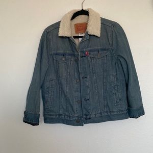 Kids Levi’s Sherpa trucker jacket. Fits woman XS
